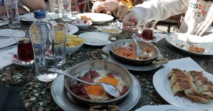 Kafeler Pazar Günü Açık mı? Kahvaltı, Masa Servisi ve Paket Alım Saatleri