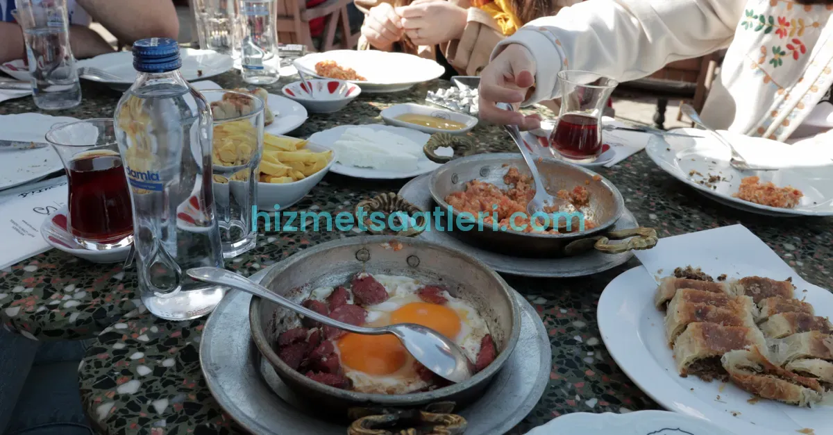 Kafeler Pazar Günü Açık mı? Kahvaltı, Masa Servisi ve Paket Alım Saatleri
