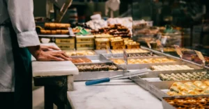 Kuru Temizlemeciler Kaçta Kapanıyor? Teslim Alma ve Teslim Etme Saatleri